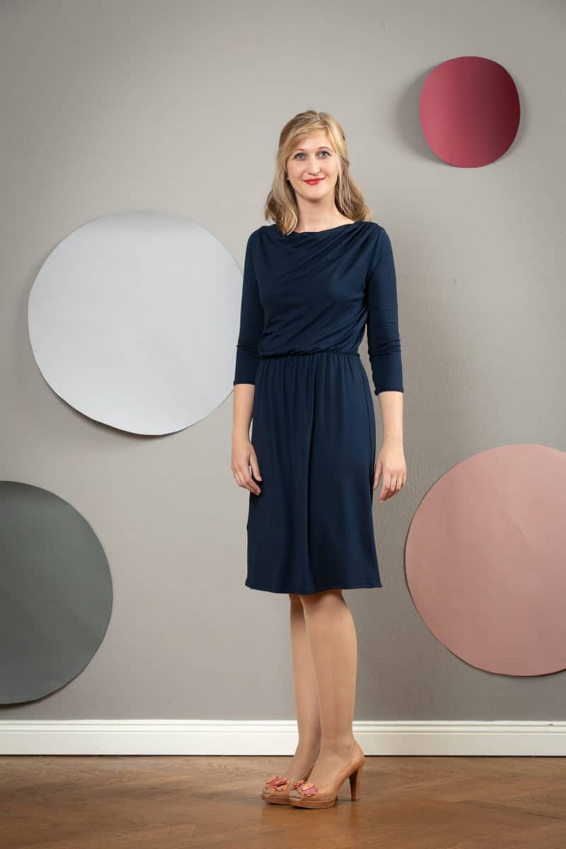 Tailliertes Kleid mit asymmetrischem Ausschnitt in dunkelblau - Pheline -  Jekyll und Kleid
