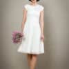 Schlichtes kurzes Brautkleid mit Rückenausschnitt und feiner floraler Spitze - Pia – Bild 2