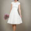 Schlichtes kurzes Brautkleid mit Rückenausschnitt und feiner floraler Spitze - Pia – Bild 3