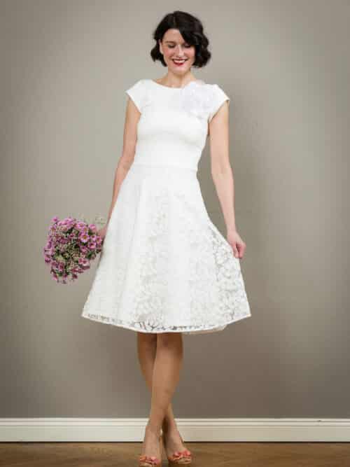 SALE - Schlichtes kurzes Brautkleid mit Rückenausschnitt und feiner floraler Spitze - Pia