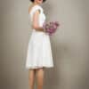 Schlichtes kurzes Brautkleid mit Rückenausschnitt und feiner floraler Spitze - Pia – Bild 4