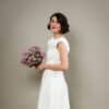 Schlichtes kurzes Brautkleid mit Rückenausschnitt und feiner floraler Spitze - Pia – Bild 5