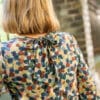 Gepunktete Bluse mit Rückenschleife - Mia – Bild 3