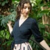 Wickelbluse in dunkelblau - Vivian – Bild 2