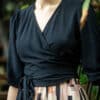 Wickelbluse in dunkelblau - Vivian – Bild 4