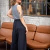 Ärmelloses Sommertop mit asymmetrischem Ausschnitt - ROMA – Bild 4