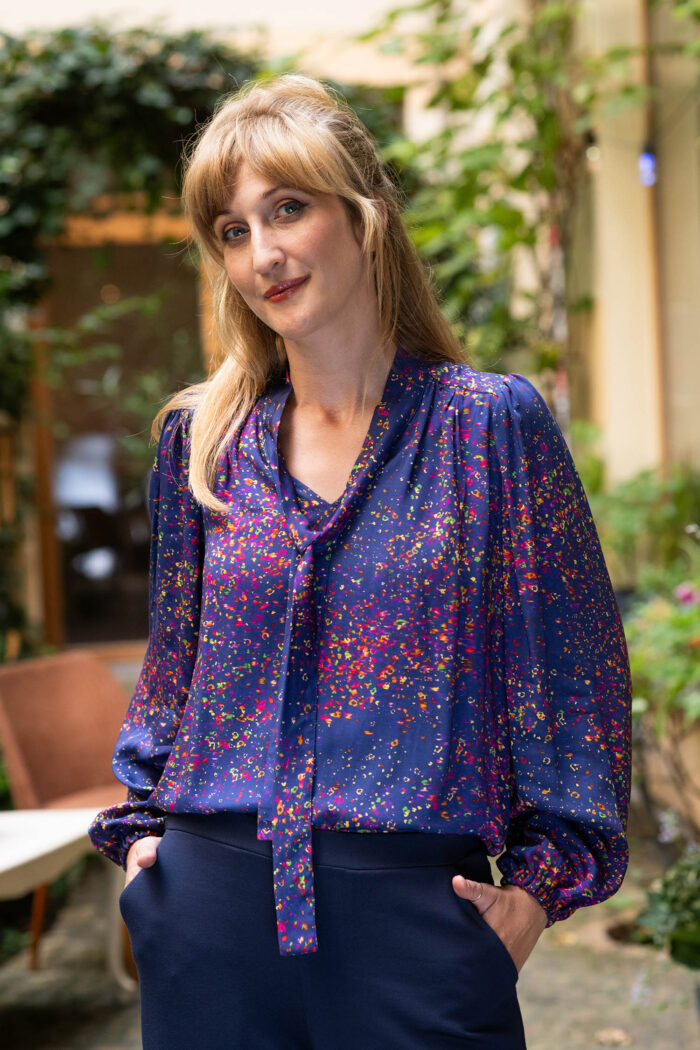 Elegante Schluppenbluse mit weiten Ärmeln - Judy – Bild 4