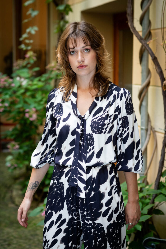 ELEGANTE SCHLUPPENBLUSE MIT WEITEN ÄRMELN – JUDY – Bild 9
