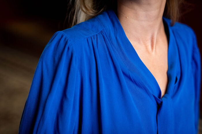 ELEGANTE SCHLUPPENBLUSE IN KOBALTBLAU – JUDY – Bild 8