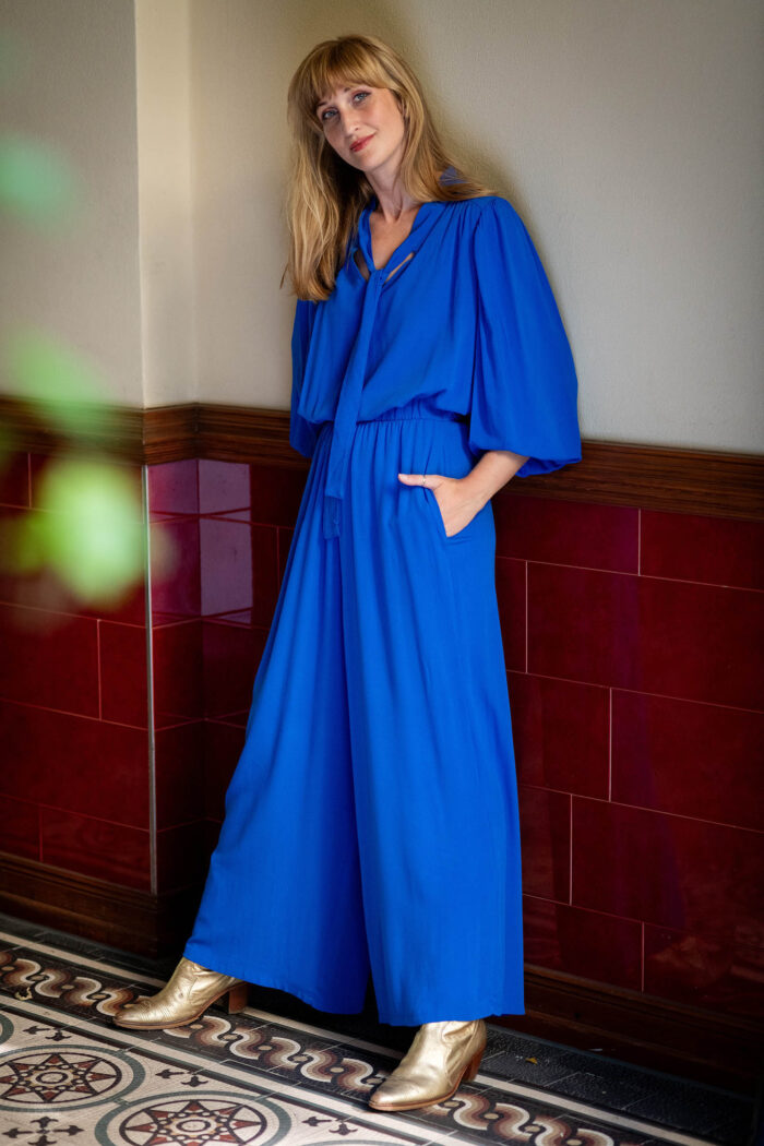 ELEGANTE SCHLUPPENBLUSE IN KOBALTBLAU – JUDY