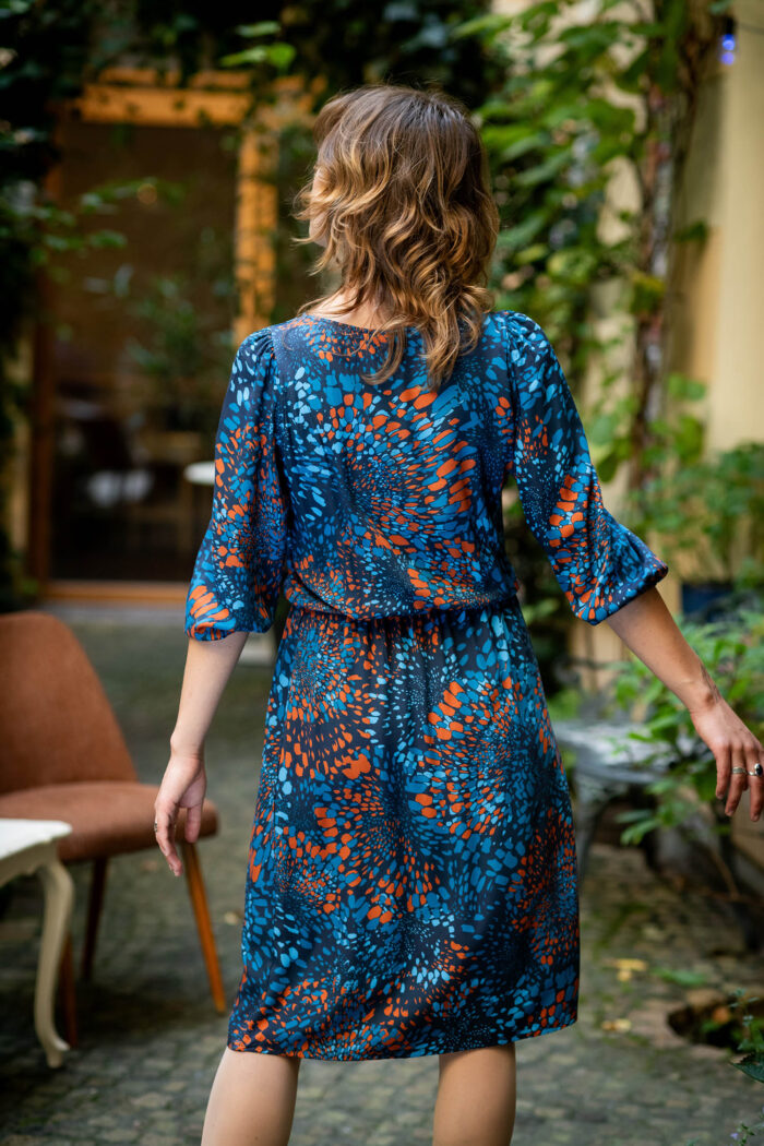TAILLIERTES KLEID MIT WEITEN ÄRMELN – LARA – Bild 5