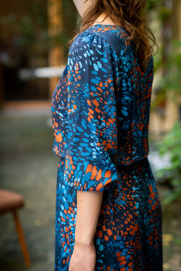 TAILLIERTES KLEID MIT WEITEN ÄRMELN – LARA – Bild 6
