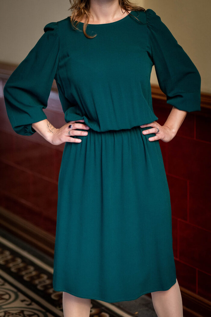 TAILLIERTES KLEID MIT WEITEN ÄRMELN – LARA – Bild 6