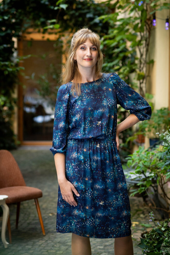 TAILLIERTES KLEID MIT WEITEN ÄRMELN – LARA – Bild 2