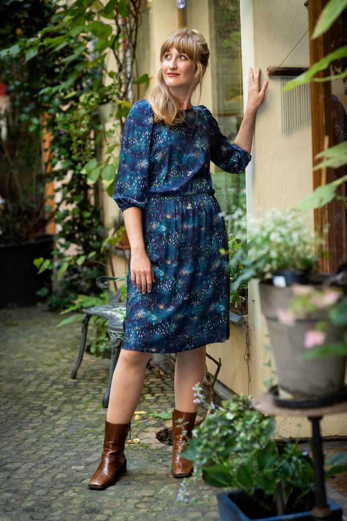 TAILLIERTES KLEID MIT WEITEN ÄRMELN – LARA – Bild 5