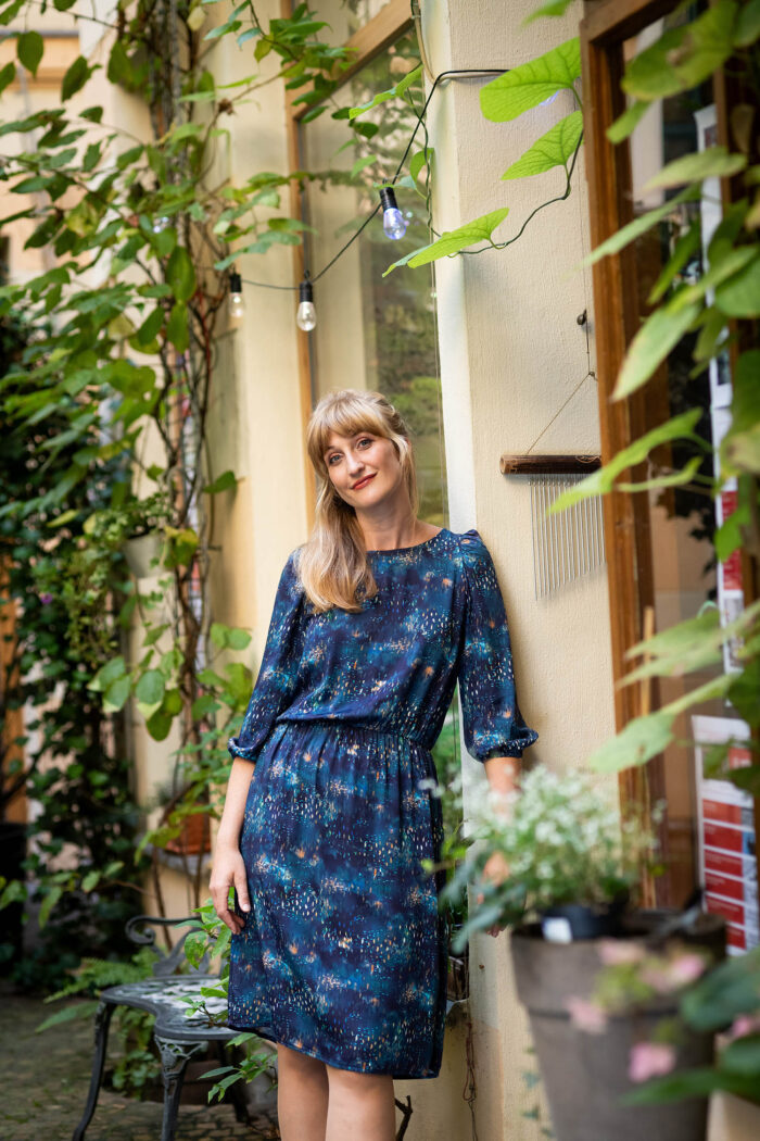 TAILLIERTES KLEID MIT WEITEN ÄRMELN – LARA – Bild 6