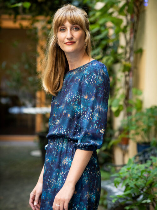 TAILLIERTES KLEID MIT WEITEN ÄRMELN – LARA