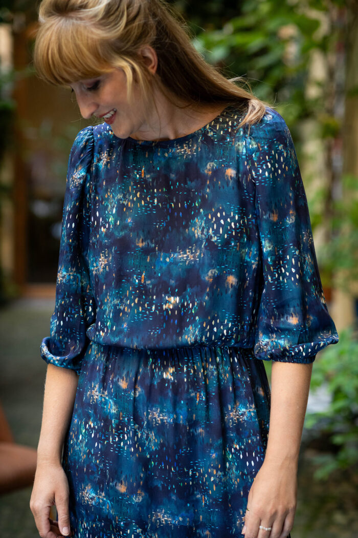TAILLIERTES KLEID MIT WEITEN ÄRMELN – LARA – Bild 9