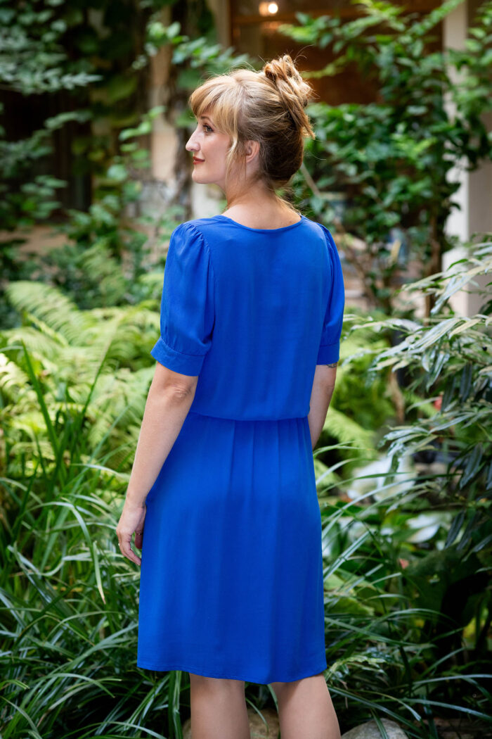 Tailliertes Kleid in kobaltblau - Noa – Bild 3