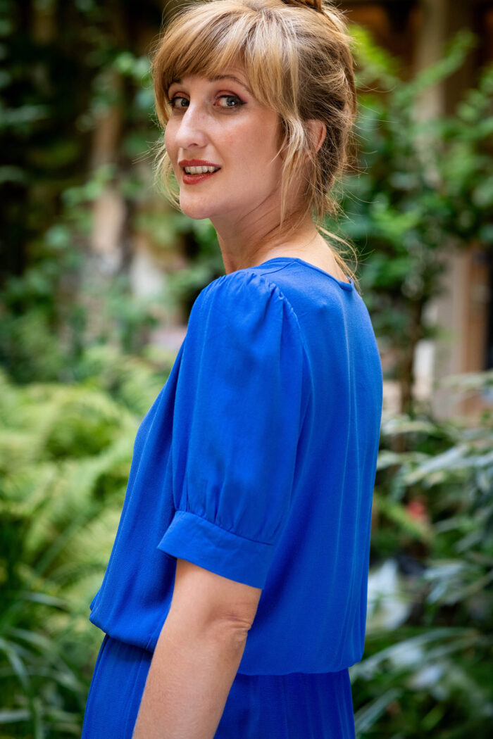 Tailliertes Kleid in kobaltblau - Noa – Bild 4