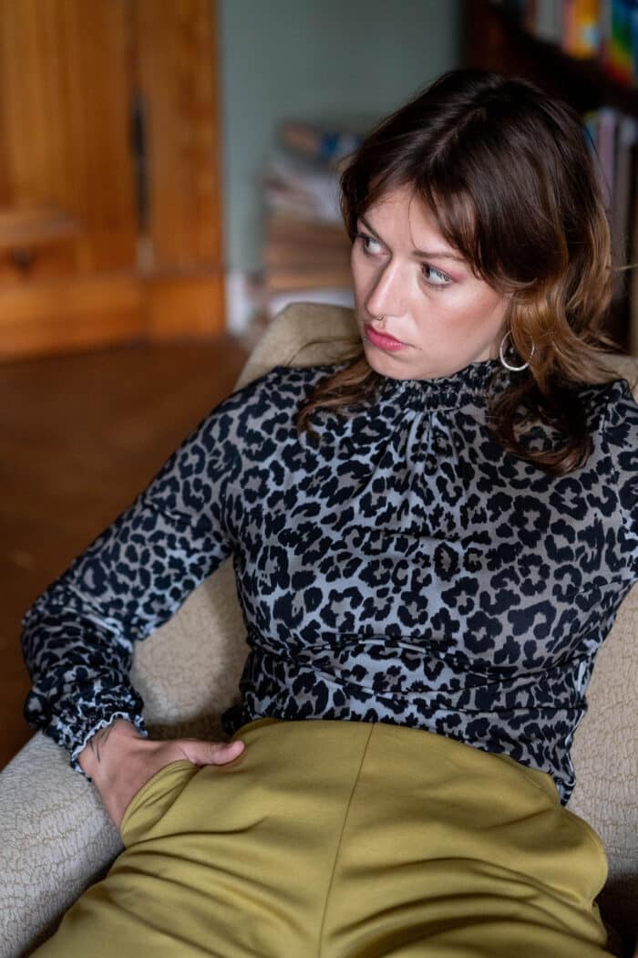JERSEYSHIRT MIT GESMOKTEM DETAILS UND LEOPRINT– FLORENTINE – Bild 2