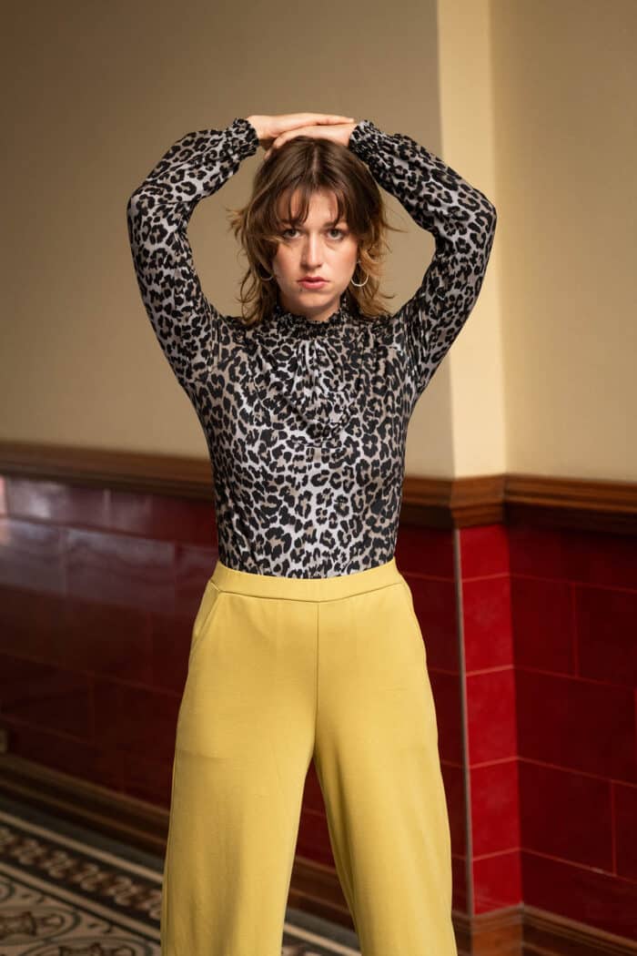 JERSEYSHIRT MIT GESMOKTEM DETAILS UND LEOPRINT– FLORENTINE – Bild 7