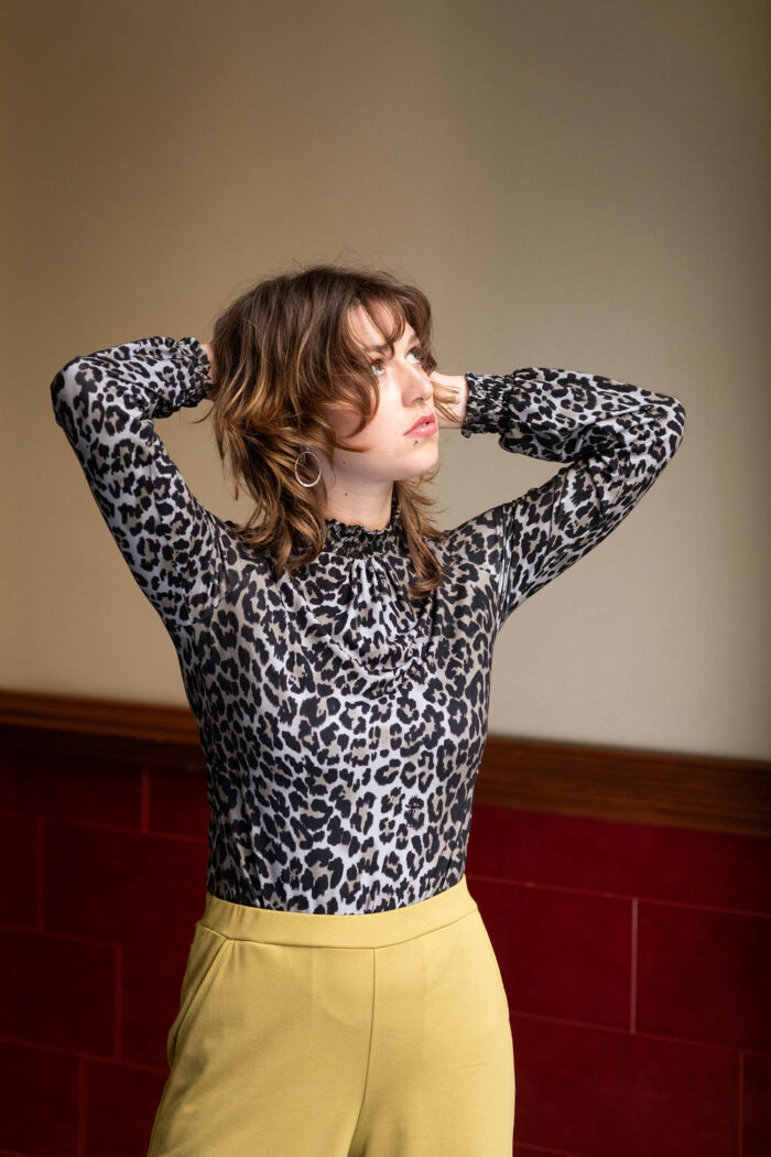 JERSEYSHIRT MIT GESMOKTEM DETAILS UND LEOPRINT– FLORENTINE – Bild 6
