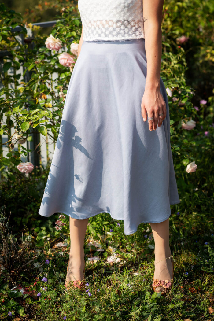 Schwingender Midirock in himmelblau - Joy – Bild 5