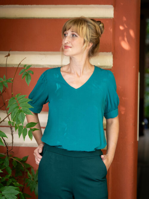 BLUSE MIT V-AUSSCHNITT UND ELEGANTEN ÄRMELN – NOA