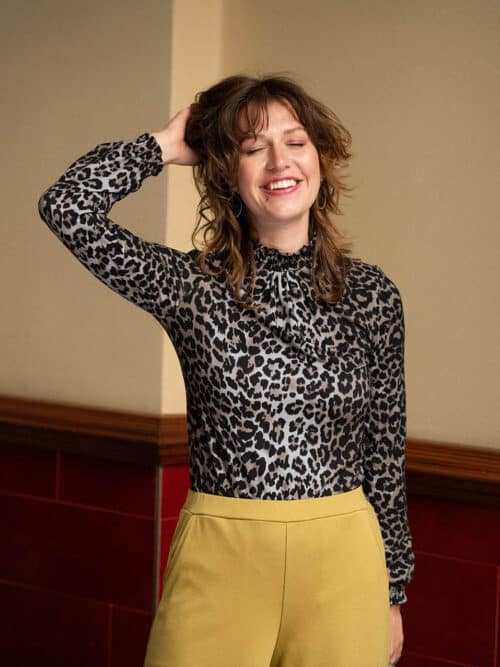 JERSEYSHIRT MIT GESMOKTEM DETAILS UND LEOPRINT– FLORENTINE