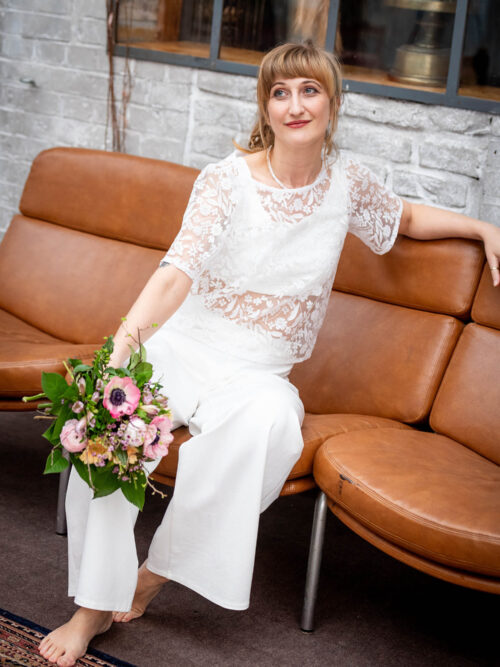 Brauthose mit ausgestelltem Bein -Lexy