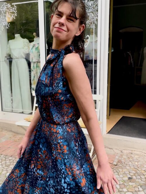 Elegantes Neckholderkleid im Blue Royal Print - Naomi