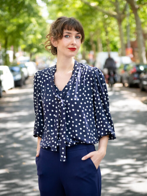 ELEGANTE SCHLUPPENBLUSE MIT WEITEN ÄRMELN – JUDY