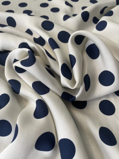 Meterware Viskosesatin Polka Dots "Creme de Lune"